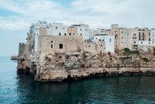中国能建承建的青海湟源49+49兆瓦风电项目华汉风场首台风机并网