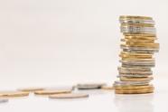 金价冲新高为何商家不敢囤货 避险情绪升温(金价回升原因)